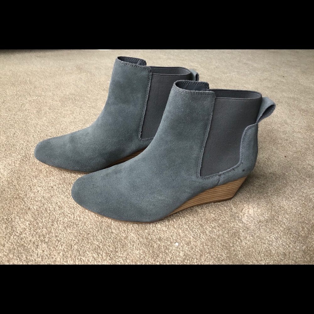 NWOT Woman’s boot in iron grey
